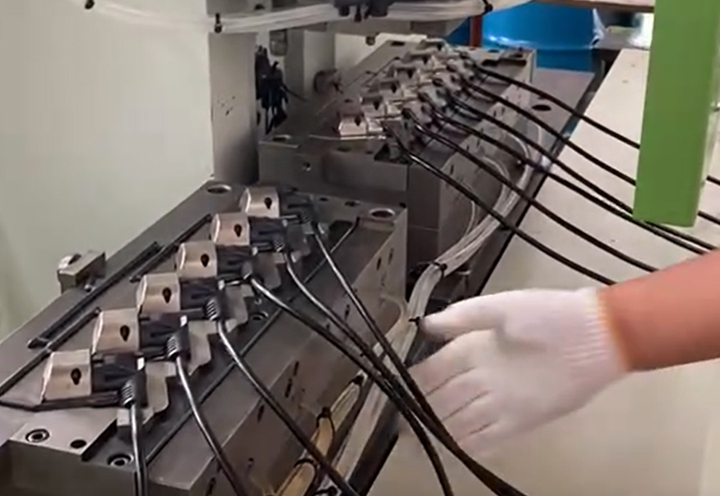 Solución de moldeo de producción de enchufes de conector de alimentación de PVC
